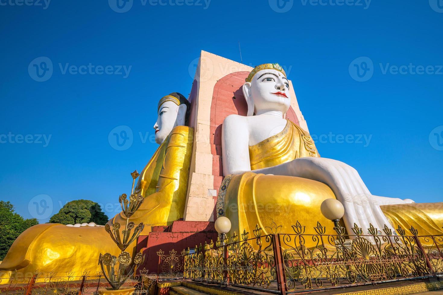 vier Gesichter von Buddha bei kyaikpun buddha foto