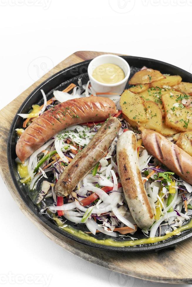 gemischte deutsche Bio-Wurst-Kartoffel-Platte mit Nürnberger, Lamm und Schwein mit Salat und Senf foto