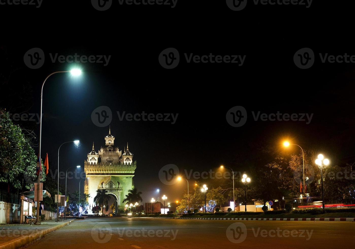 Patuxai Arch Unabhängigkeitsdenkmal Wahrzeichen in der Stadt Vientiane Laos bei Nacht foto