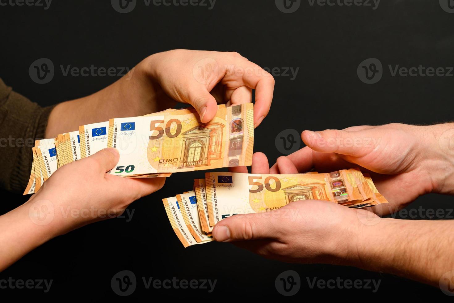Geldtransfer von Hand zu Hand, Löhne, Bestechung eines Freundes foto