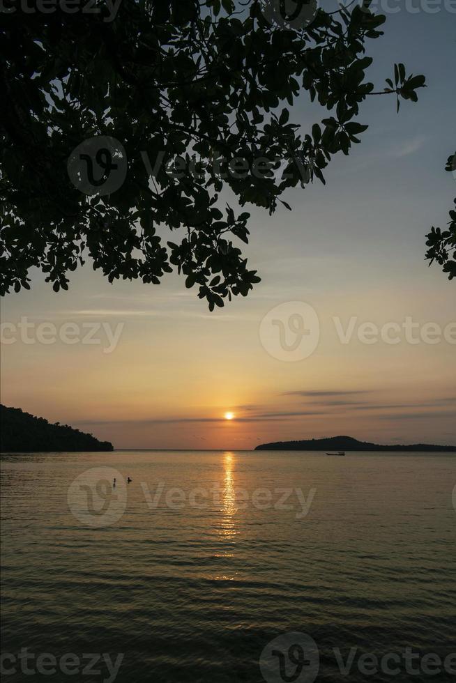 Blick von der Insel Koh Ta Kiew in Richtung Koh Russei in der Nähe von Sihanoukville in Kambodscha bei Sonnenuntergang foto