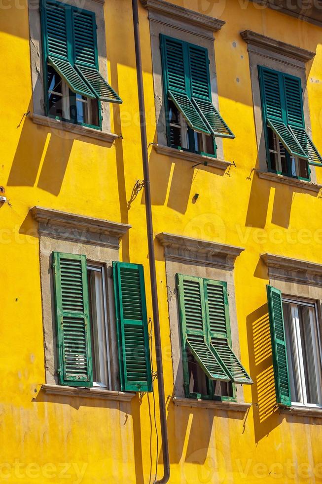 Fassadendekoration in der Skyline der Innenstadt von Pisa, Italien foto