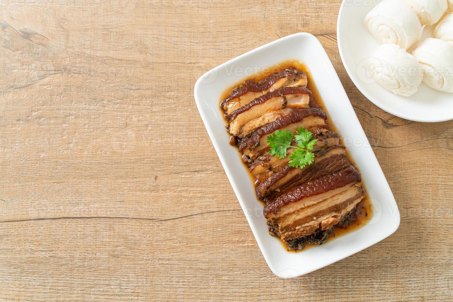 Schweinebauch mit Senfwürfeln oder Mei Cai Kou Rou . dämpfen foto