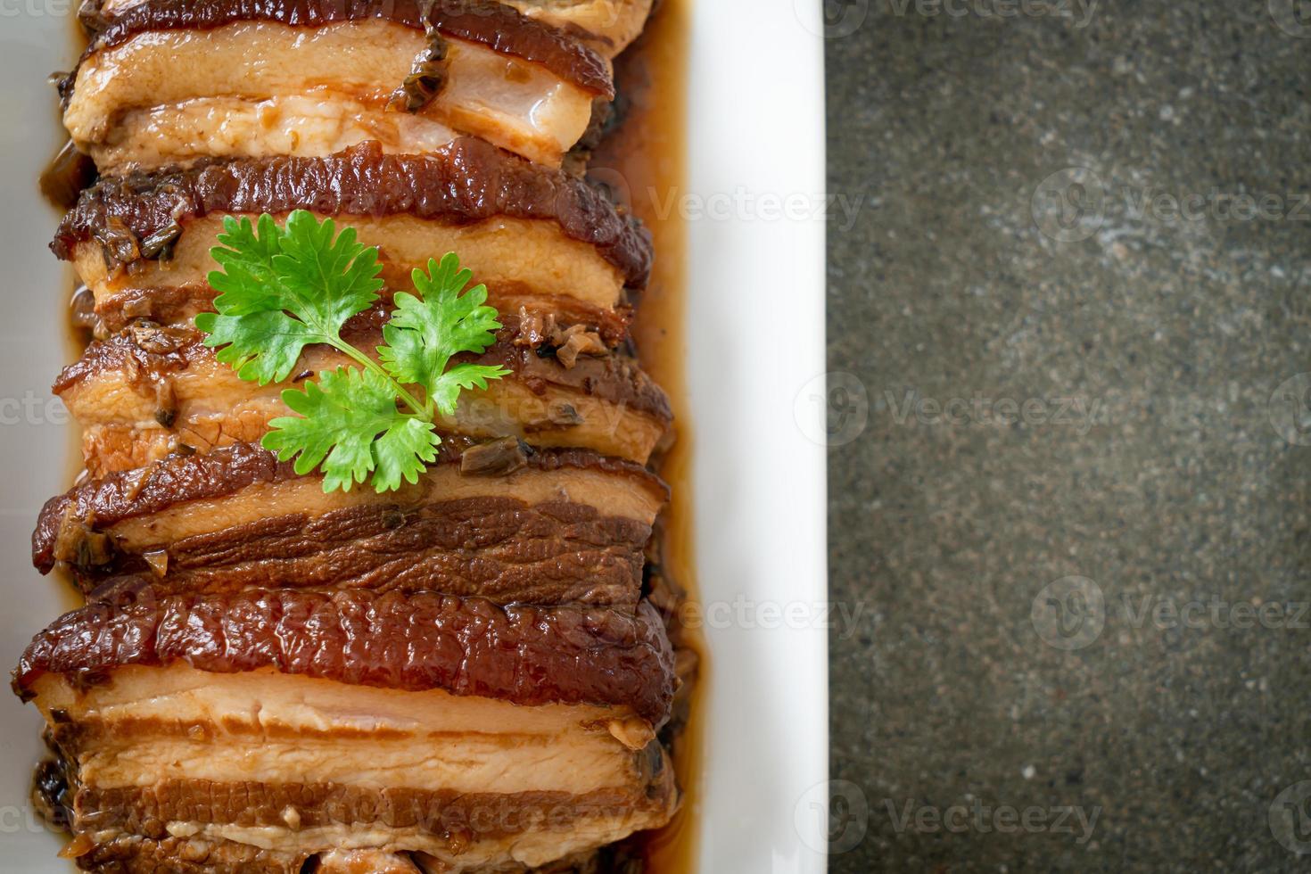 Schweinebauch mit Senfwürfeln oder Mei Cai Kou Rou . dämpfen foto