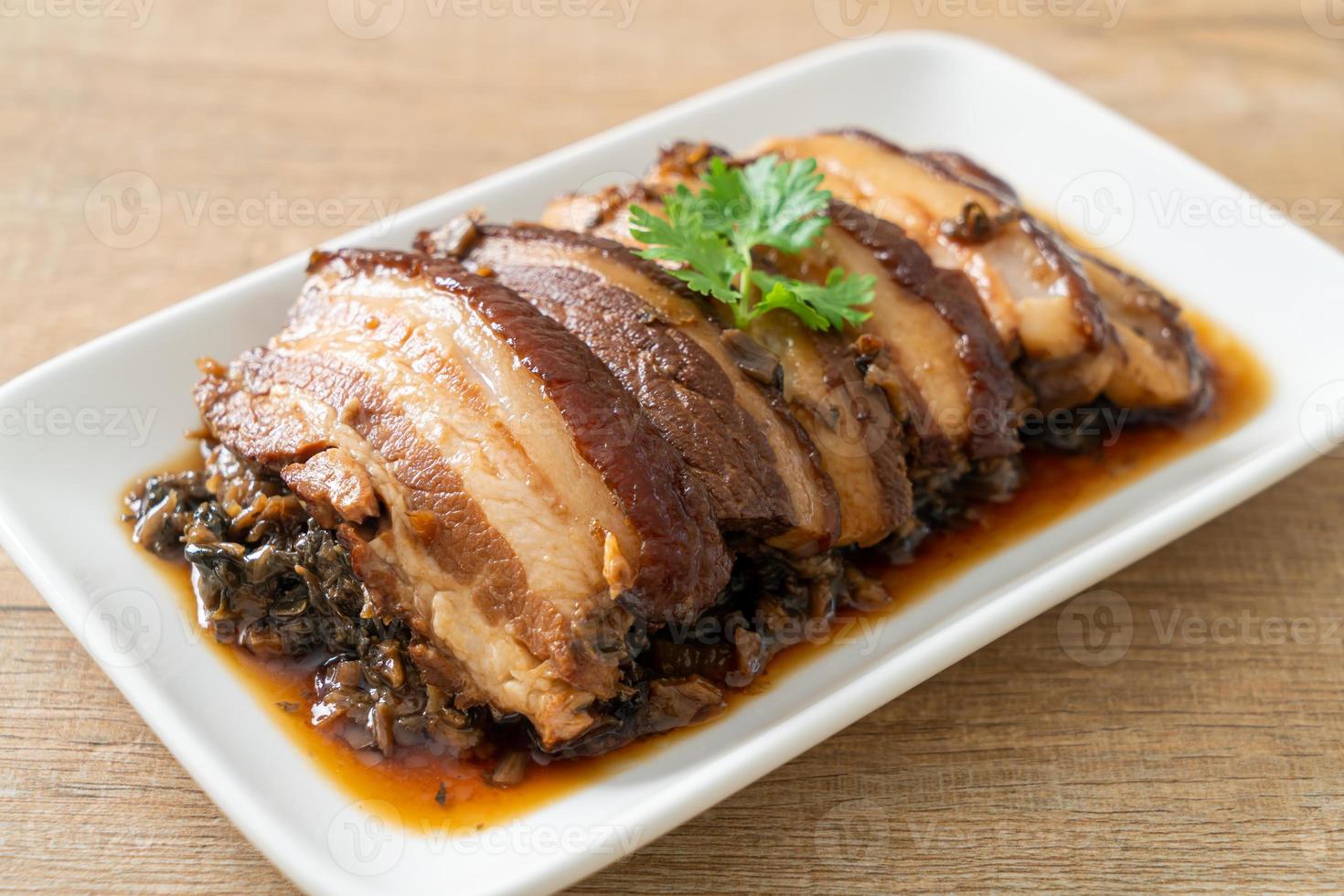 Schweinebauch mit Senfwürfeln oder Mei Cai Kou Rou . dämpfen foto