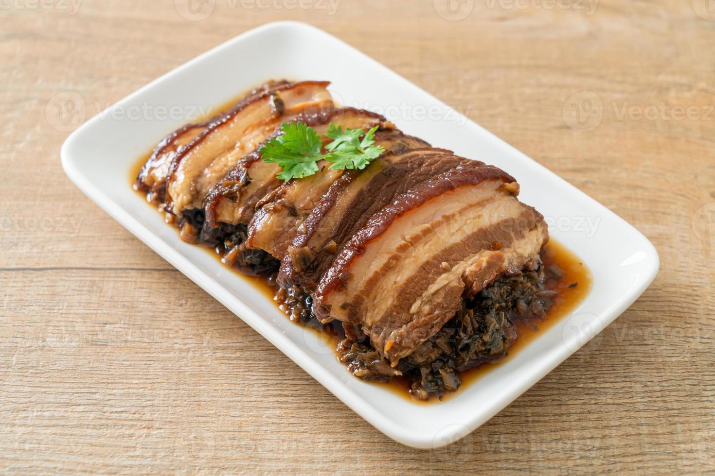 Schweinebauch mit Senfwürfeln oder Mei Cai Kou Rou . dämpfen foto