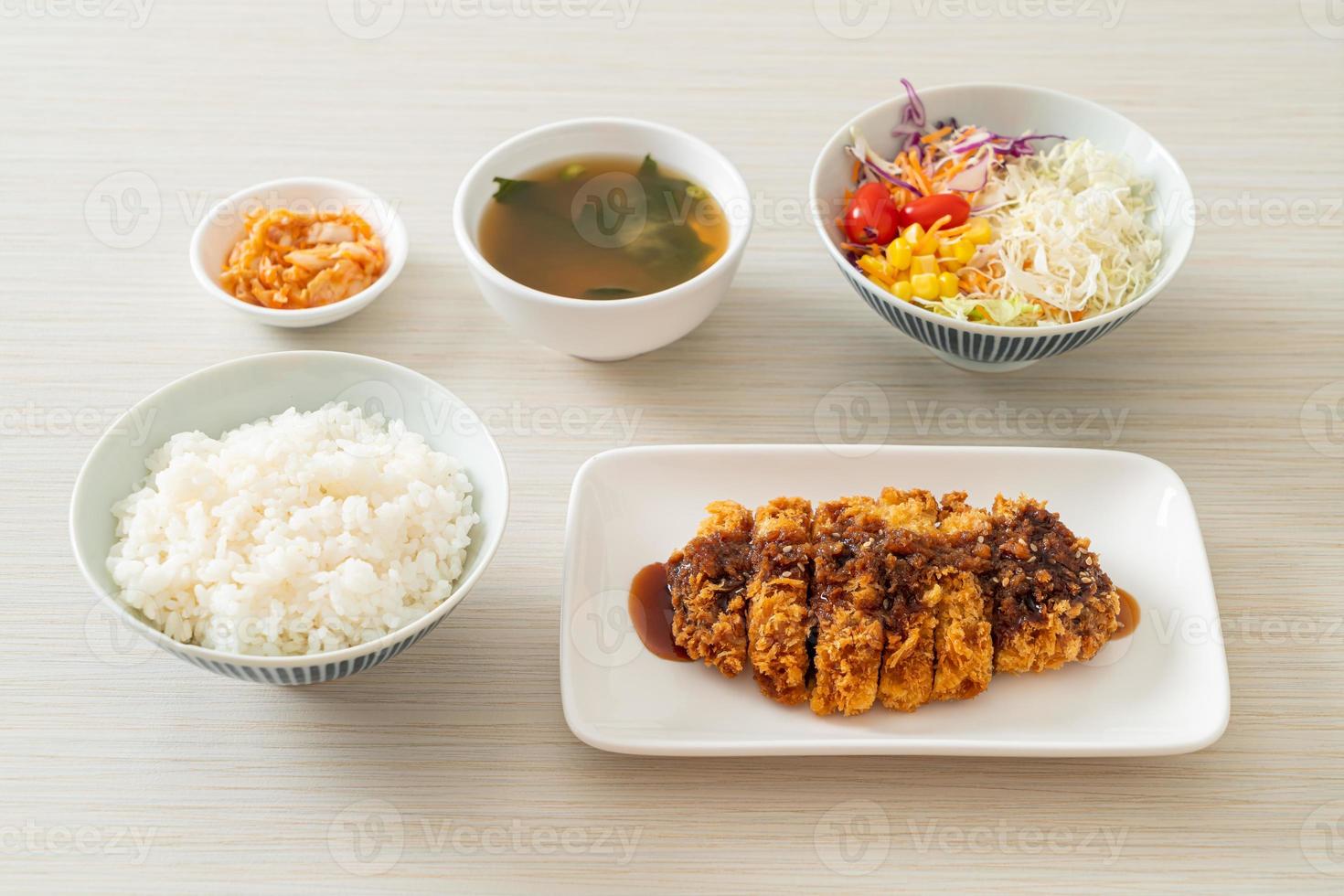 Tonkatsu - japanisches Schweinekotelett frittiert mit Reisset foto