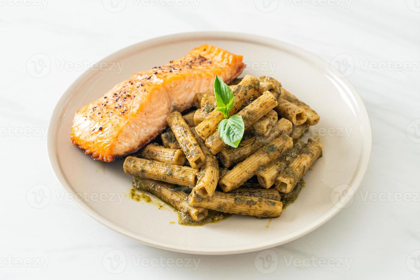 Pesto Quadrotto Penne Pasta mit gegrilltem Lachsfiletsteak foto