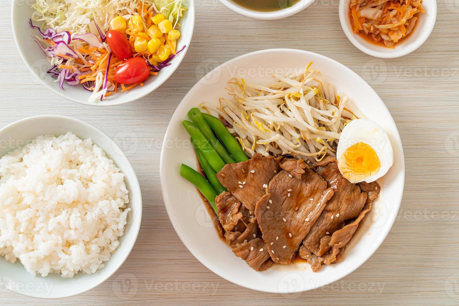 Pfannengerührtes Teriyaki-Schweinefleisch mit Sesam, Mungobohnensprossen, gekochtem Ei und Reis-Set - japanische Küche foto