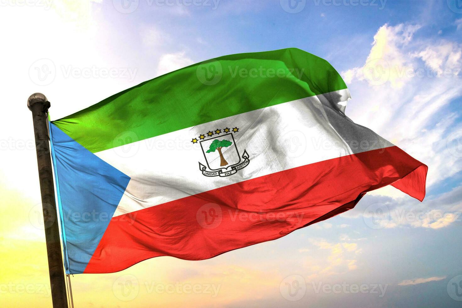 Datei Äquatorialguinea 3d Rendern Flagge winken isoliert Himmel und Wolke Hintergrund foto