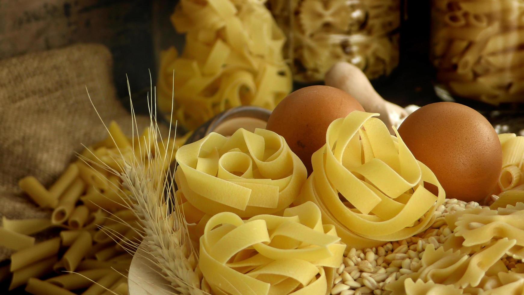 italienische Makkaroni-Nudeln ungekocht foto