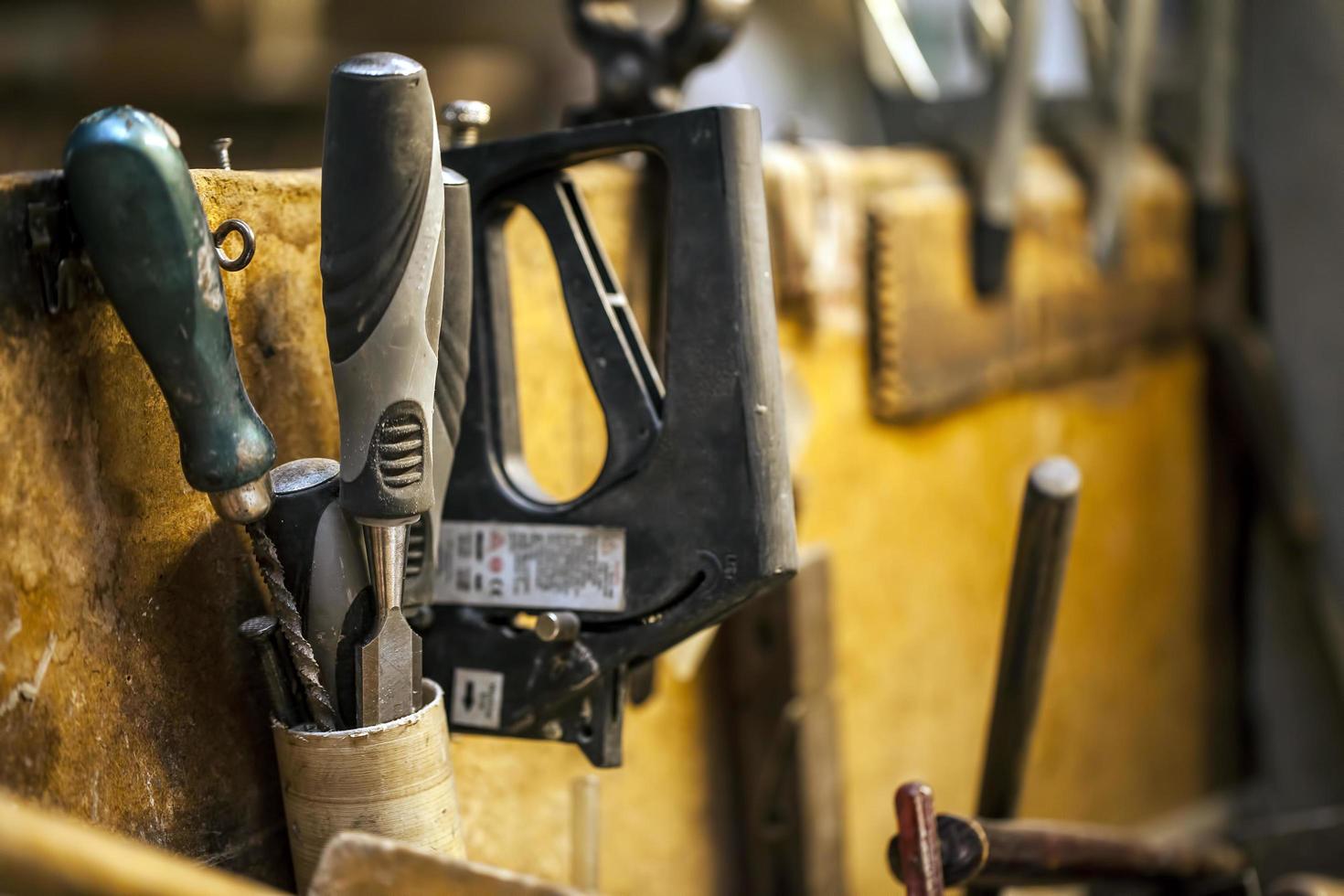 ein industrielles Konzept Reparaturgeräte Werkzeuge foto