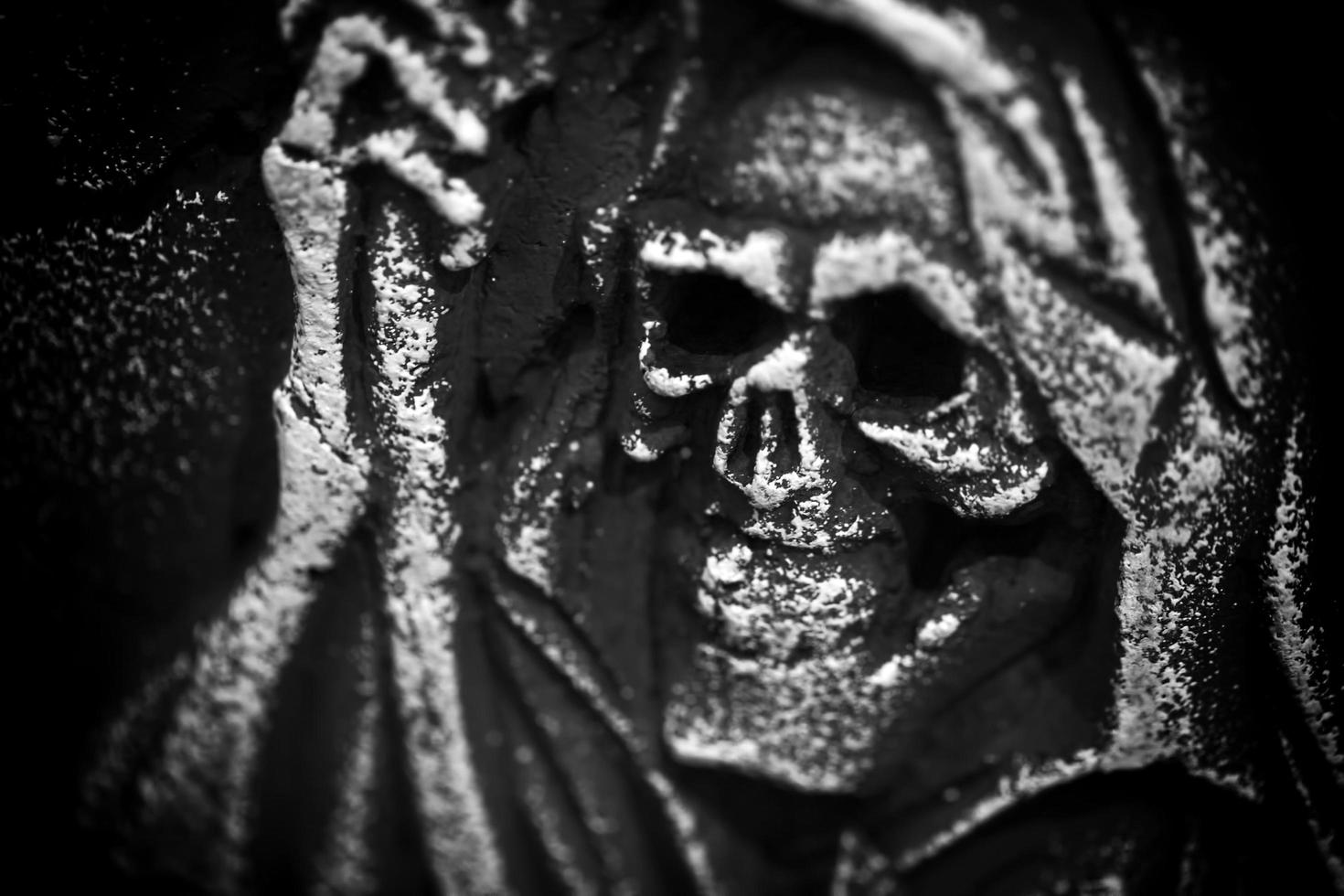 gruseliger Halloween-Symbolschädel auf Grabstein foto