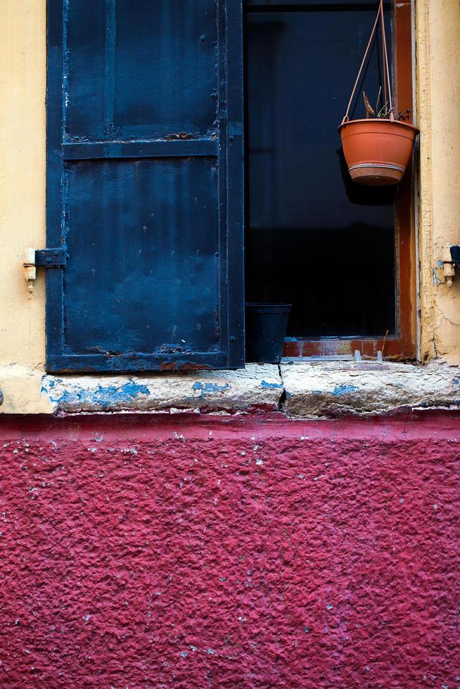 abstraktes altes Gebäude beherbergt Fenster foto