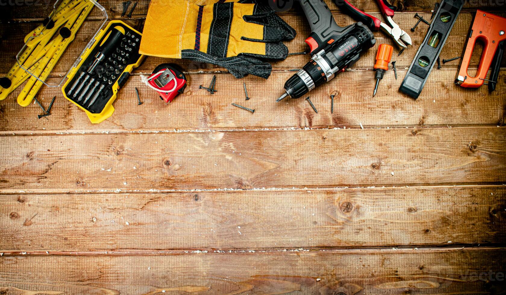 Arbeiten Werkzeug. Schraubendreher mit selbstschneidend Schrauben auf das Tisch. foto