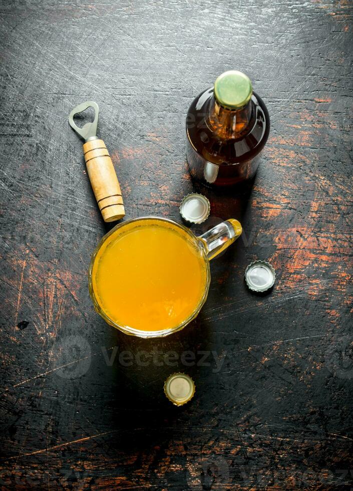 Bier im ein Glas Tasse und ein Flasche. foto