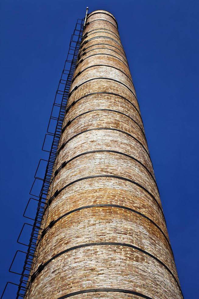 Ziegelstein Fabrikgebäude Schornstein foto