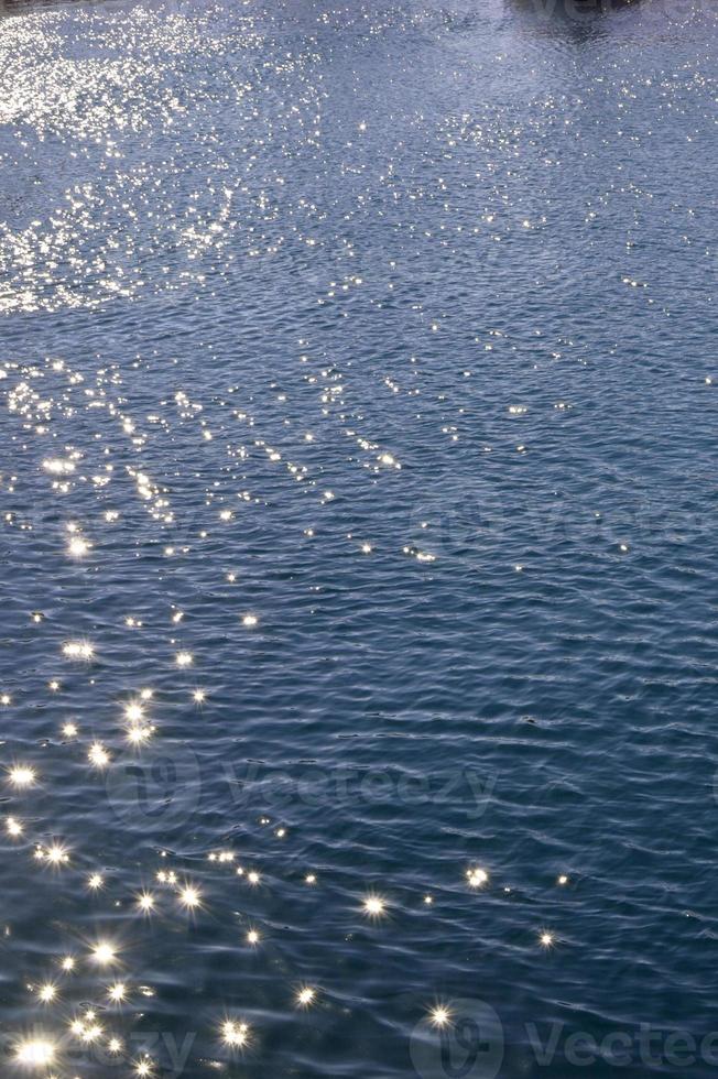 blaues Meerwasser mit Sonnenreflexionen und Wellen. foto