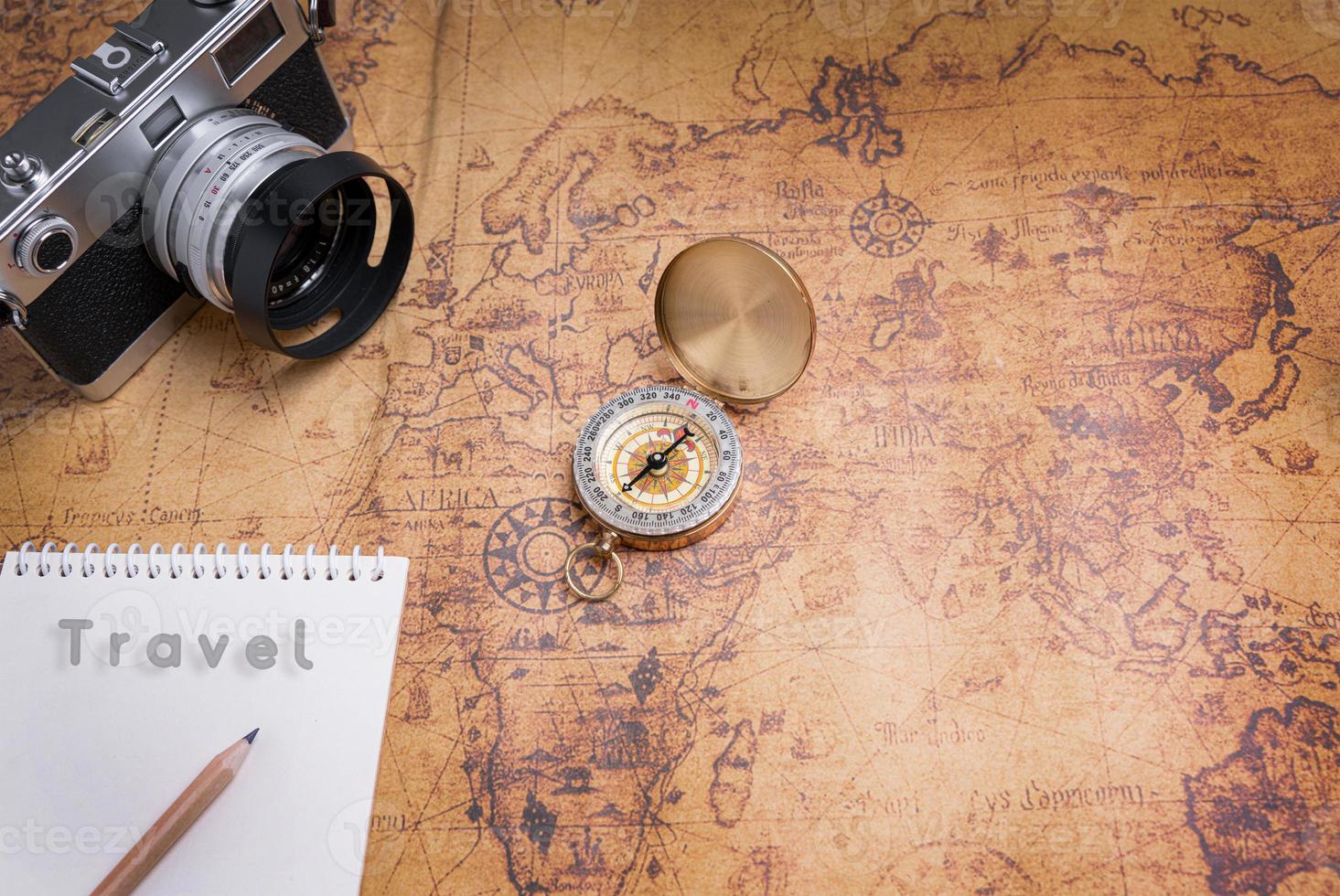 Vintage Kompass und Kamera auf Karte für die Reiseplanung foto
