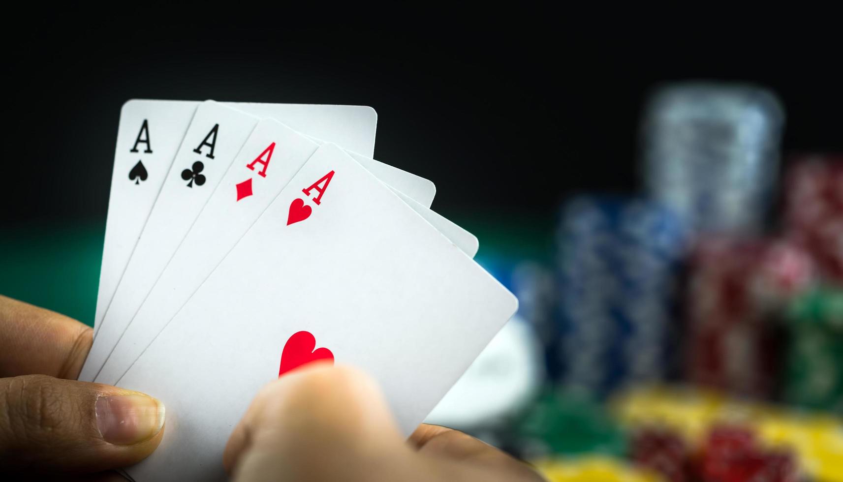 Glücksspiel Poker Blackjack Karten Hand gezeigt und Würfel foto