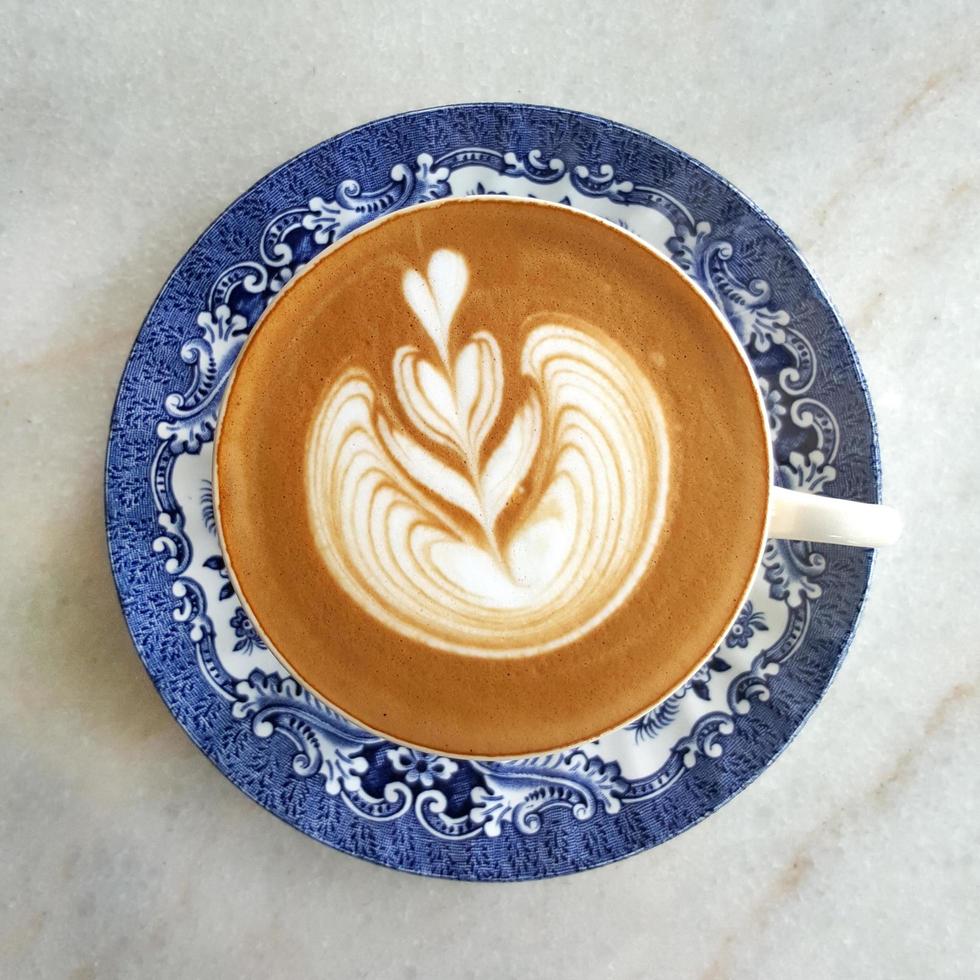 Blick von oben auf eine Tasse Latte-Art-Kaffee. foto