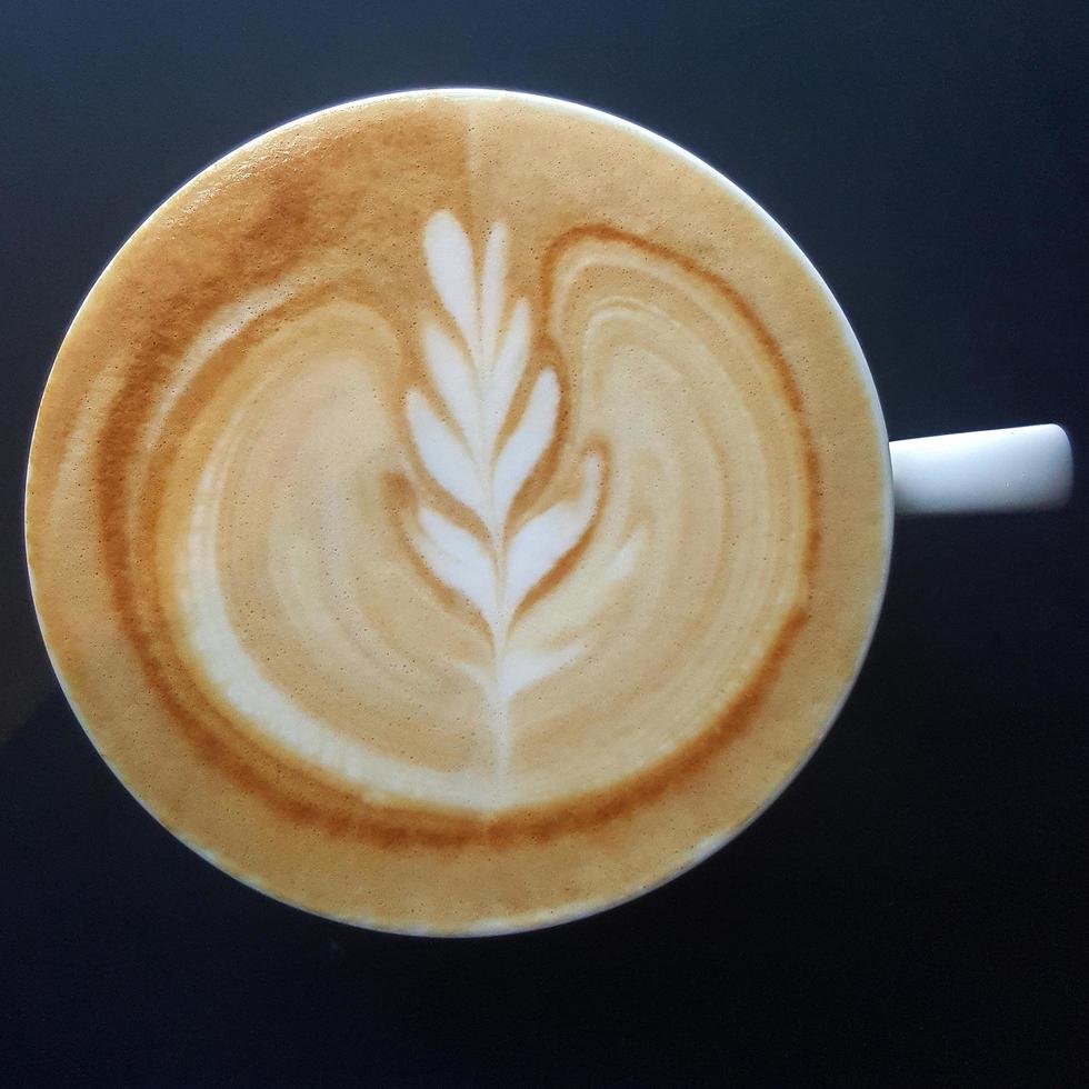 Blick von oben auf eine Tasse Latte-Art-Kaffee. foto