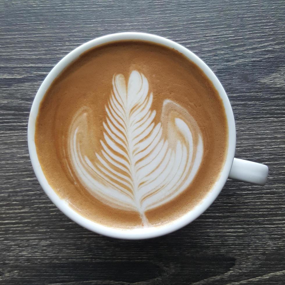 Blick von oben auf eine Tasse Latte-Art-Kaffee. foto