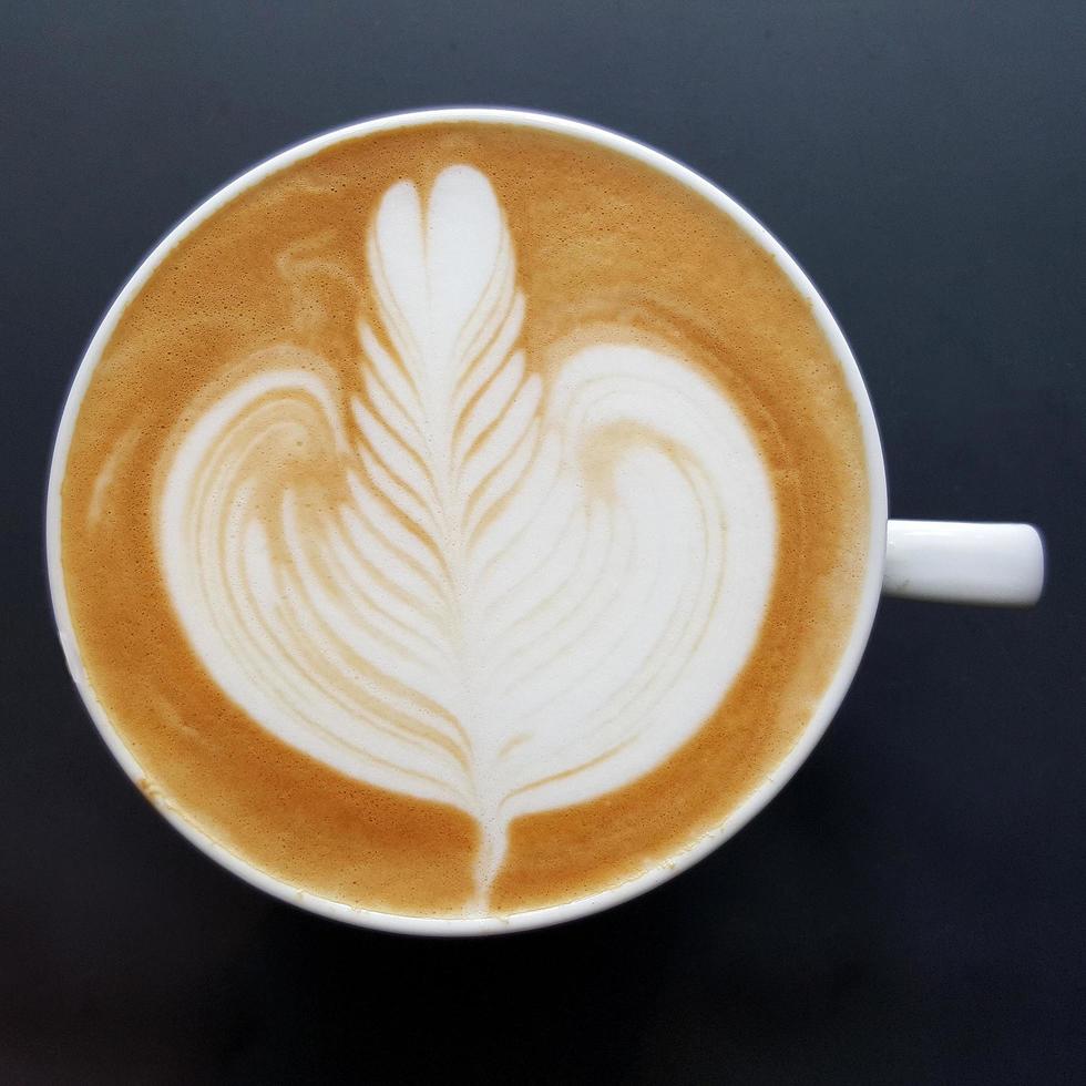 Blick von oben auf eine Tasse Latte-Art-Kaffee. foto