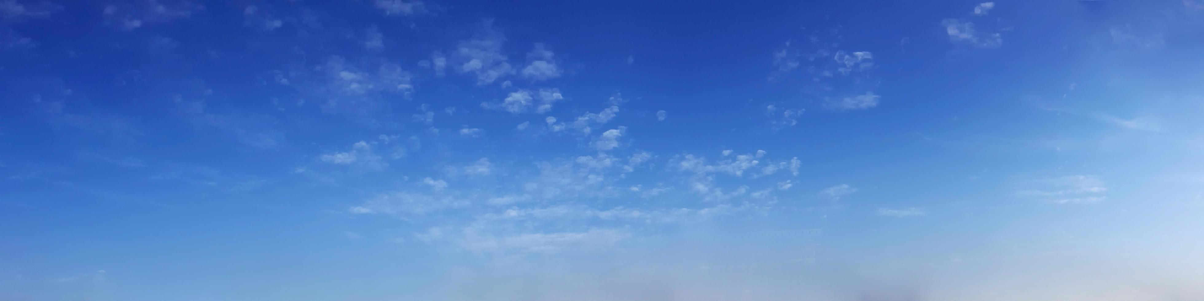 leuchtender Farbpanoramahimmel mit Wolke an einem sonnigen Tag. foto