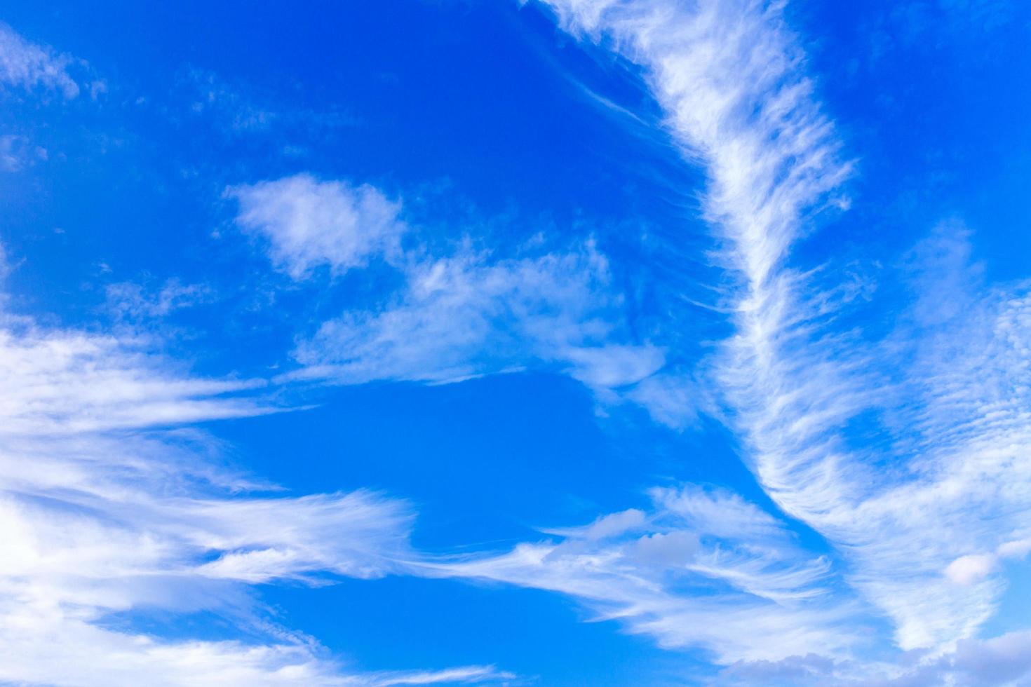 blauer Himmel mit Wolken an einem sonnigen Tag. foto