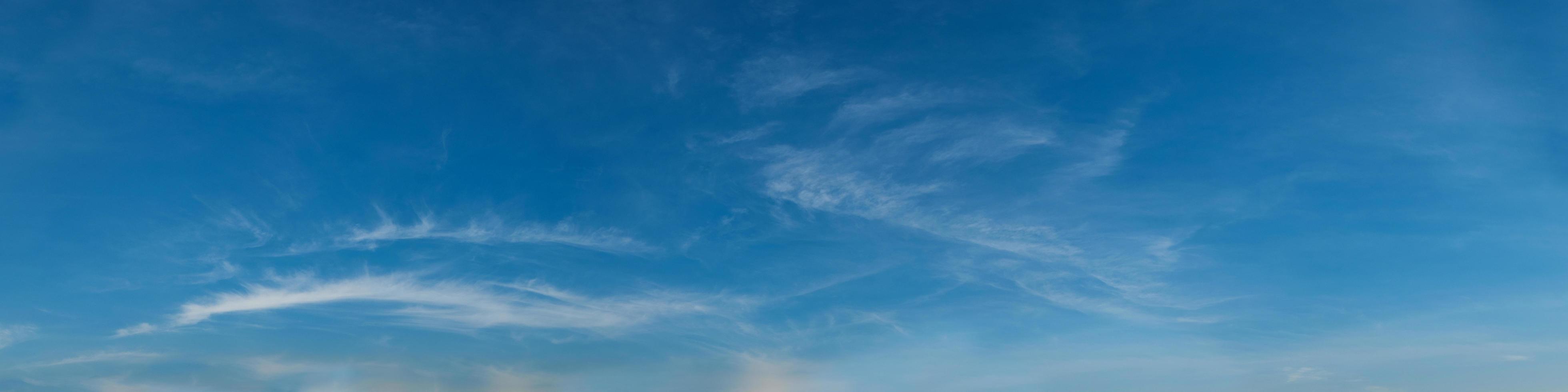 leuchtender Farbpanoramahimmel mit Wolke an einem sonnigen Tag. foto