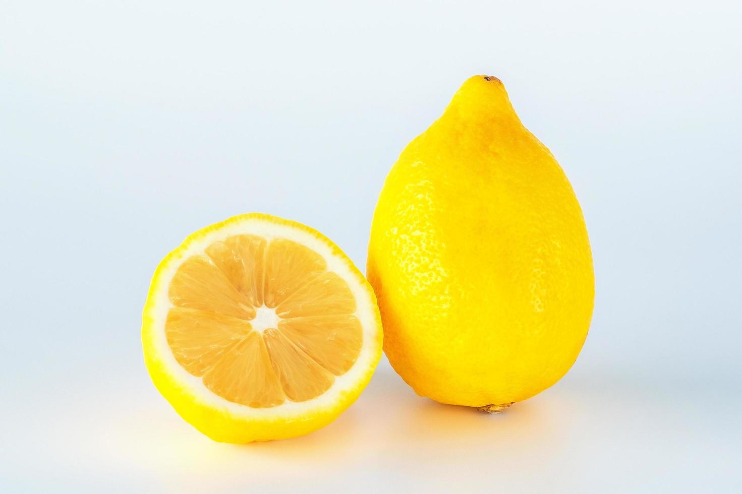 Zitronenfruchtscheibe isoliert auf weißem Hintergrund. foto