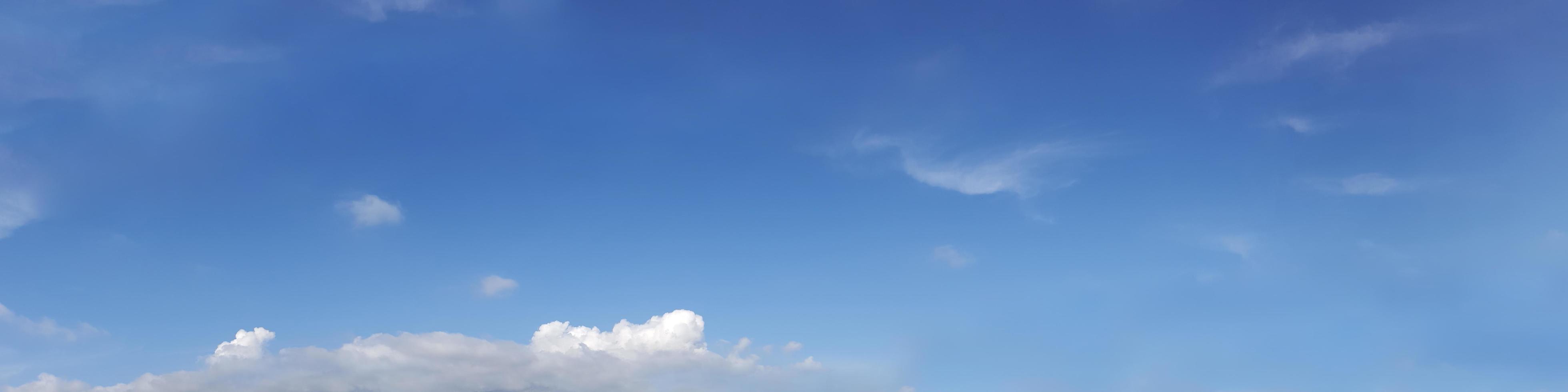 Panoramahimmel mit Wolken an einem sonnigen Tag. foto