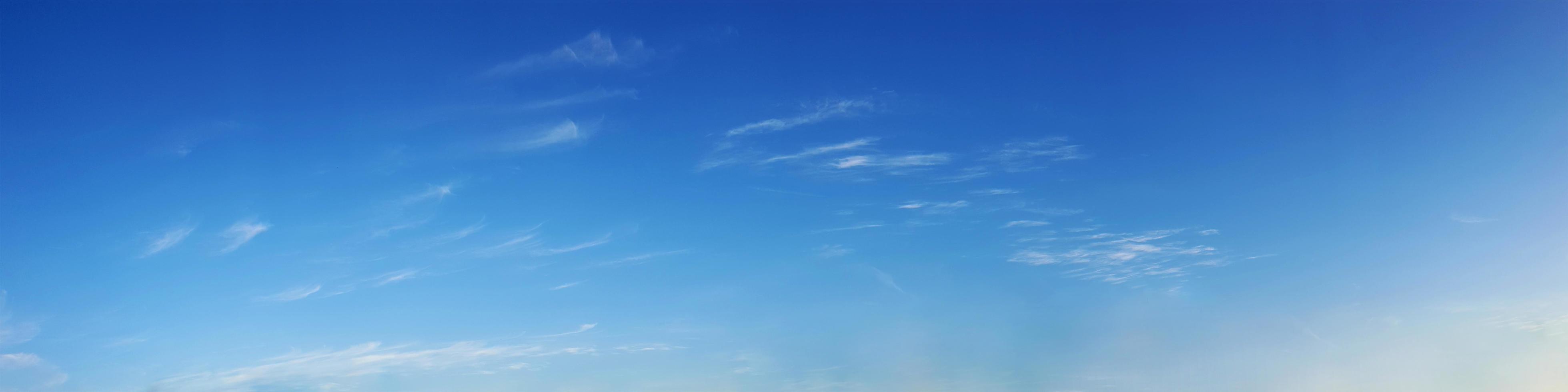 Panoramahimmel mit Wolken an einem sonnigen Tag. foto