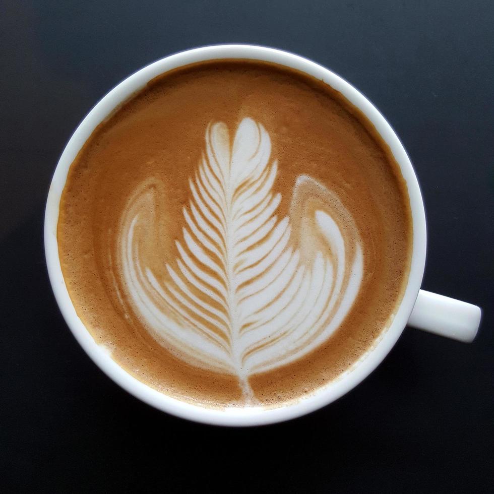 Blick von oben auf eine Tasse Latte-Art-Kaffee. foto