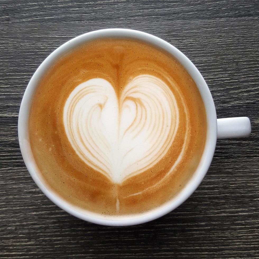 Blick von oben auf eine Tasse Latte-Art-Kaffee. foto