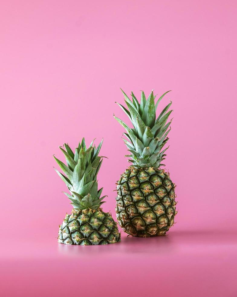 Ananasfrucht auf rosa Hintergrund isoliert. foto