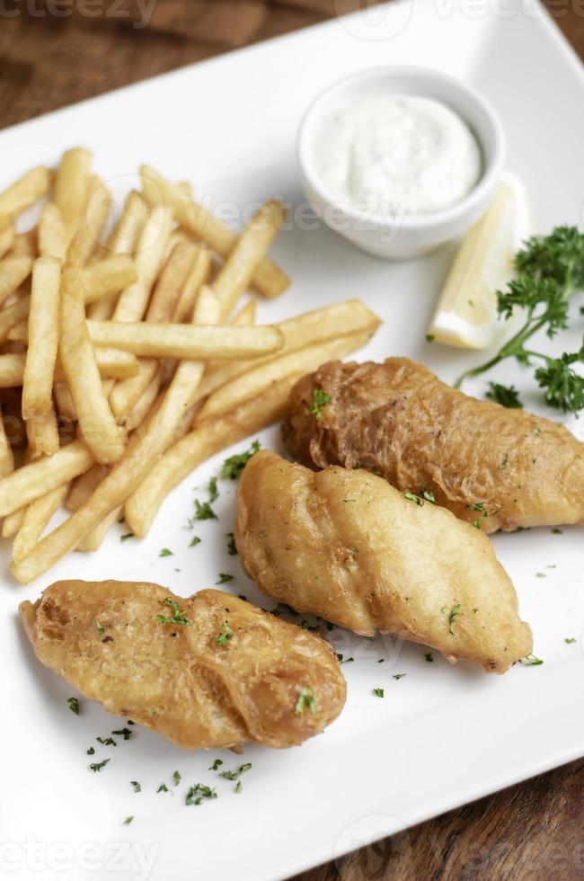 britische traditionelle Fish and Chips Mahlzeit auf weißem Teller foto