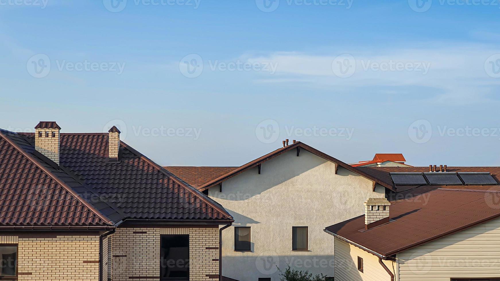 Haus im Hintergrund der Natur. blauer Himmel. Sommerlandschaft. foto