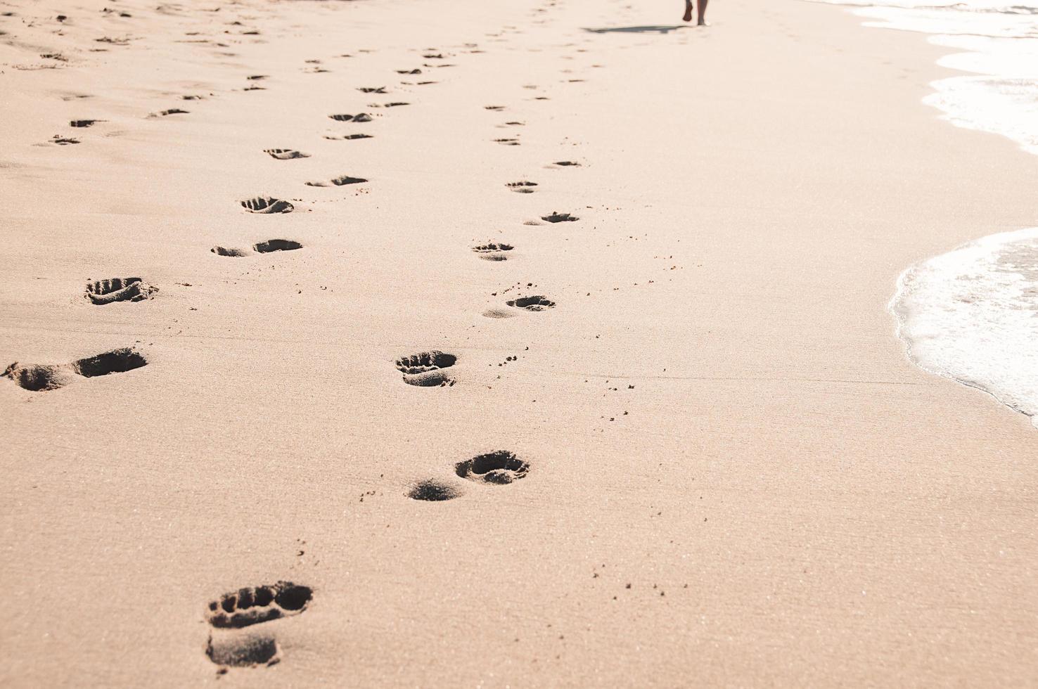 Fußabdrücke im nassen Sand am Strand des Indischen Ozeans von Margate foto