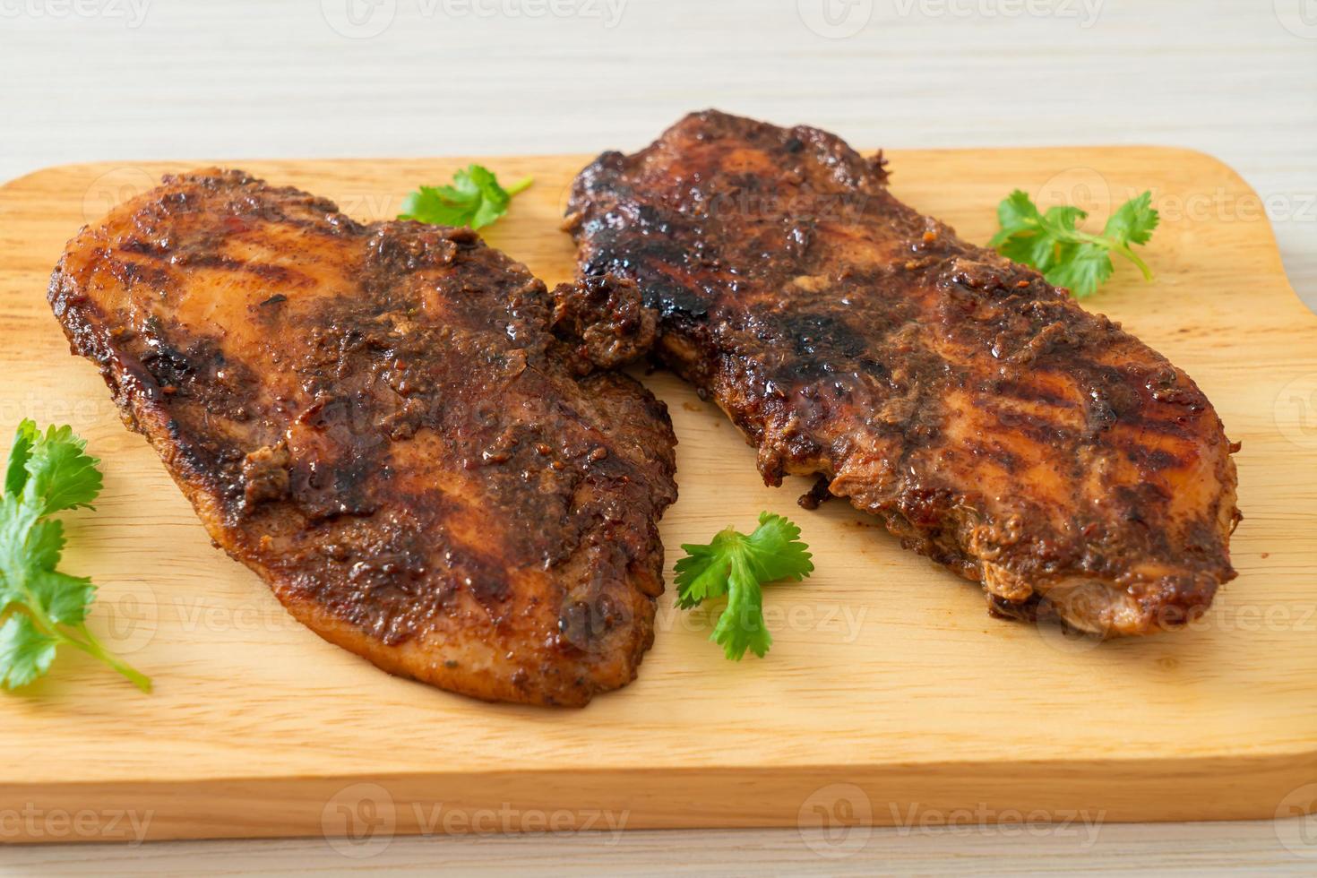 würzig gegrilltes jamaikanisches Jerk Chicken - jamaikanische Küche foto