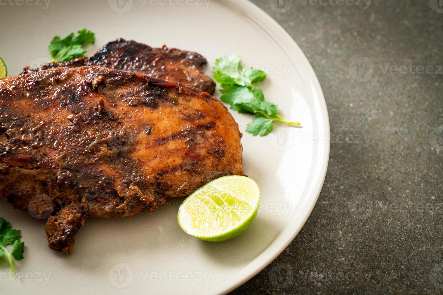 würzig gegrilltes jamaikanisches Jerk Chicken - jamaikanische Küche foto