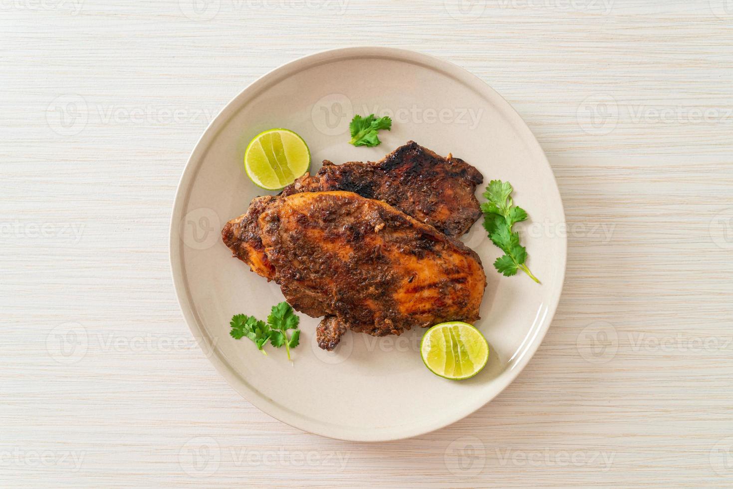 würzig gegrilltes jamaikanisches Jerk Chicken - jamaikanische Küche foto