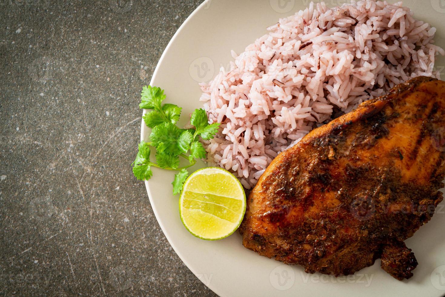 würzig gegrilltes jamaikanisches Jerk Chicken mit Reis - jamaikanische Küche foto