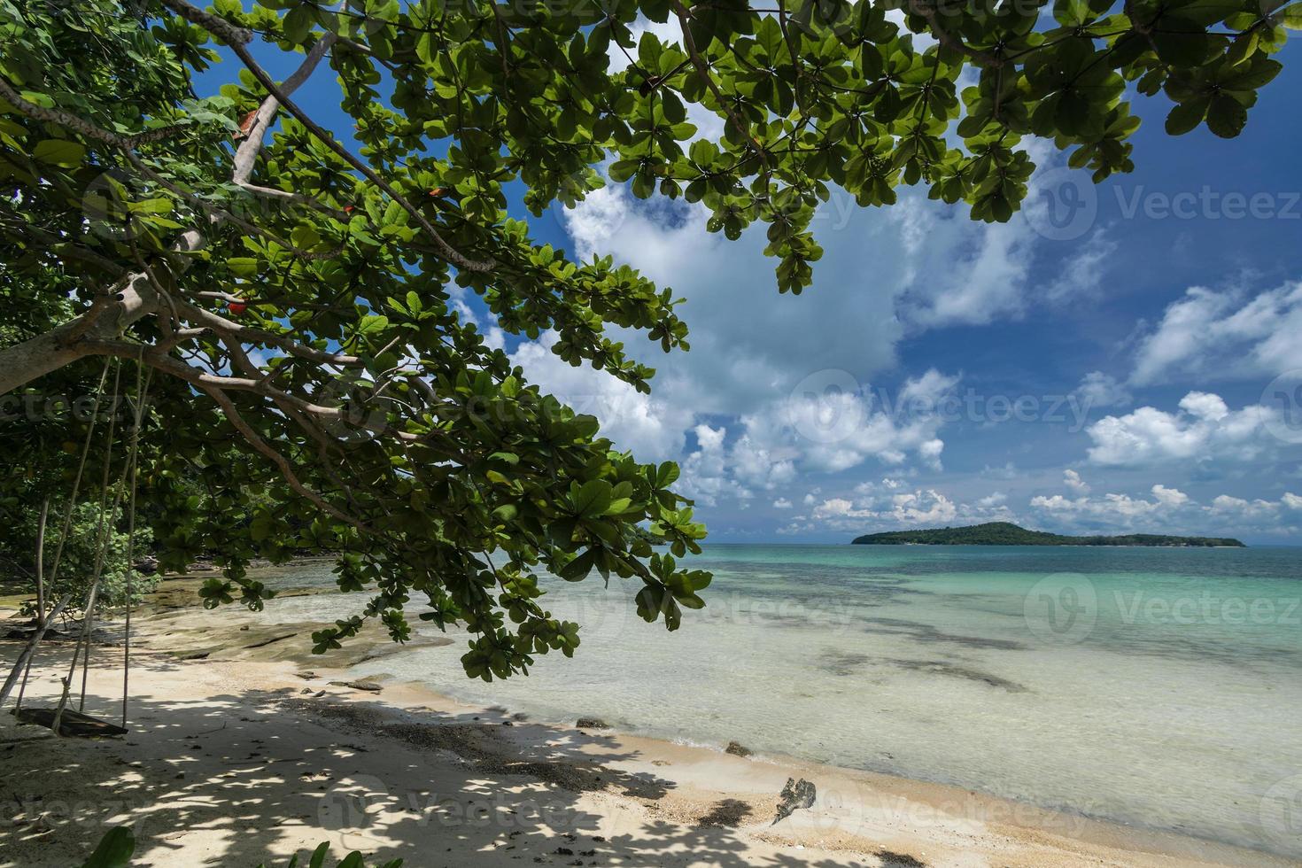 Holzschaukel an einem leeren Strand in Koh Ta Kiew Paradise Island in der Nähe von Sihanoukville in Kambodscha foto