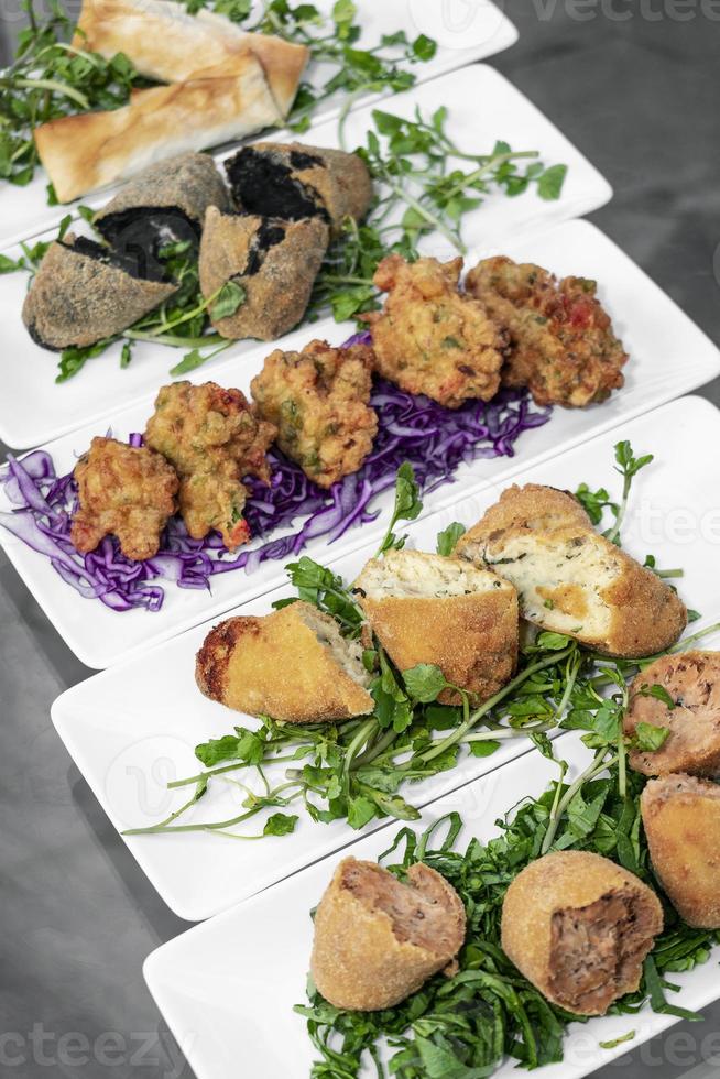 Auswahl an traditionellen portugiesischen Tapas-Snacks auf einem lissabonischen Restauranttisch foto