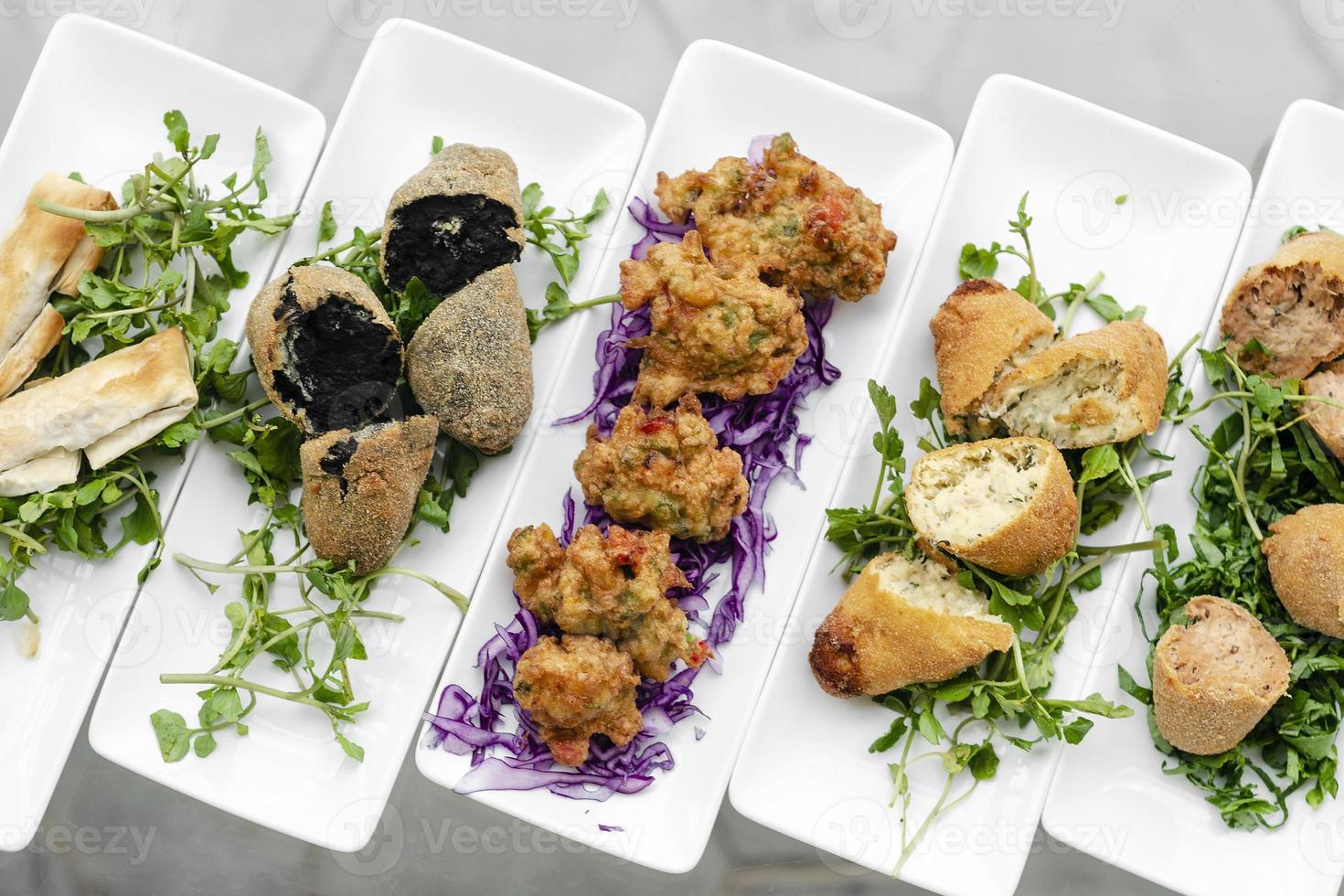 Auswahl an traditionellen portugiesischen Tapas-Snacks auf einem lissabonischen Restauranttisch foto