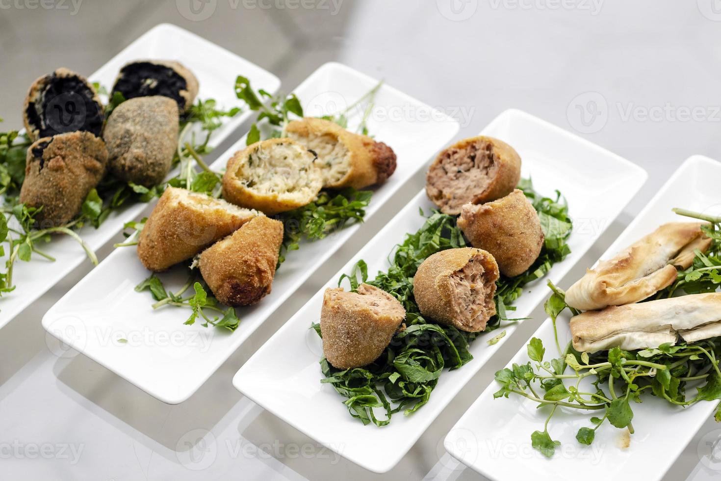 Auswahl an traditionellen portugiesischen Tapas-Snacks auf einem lissabonischen Restauranttisch foto