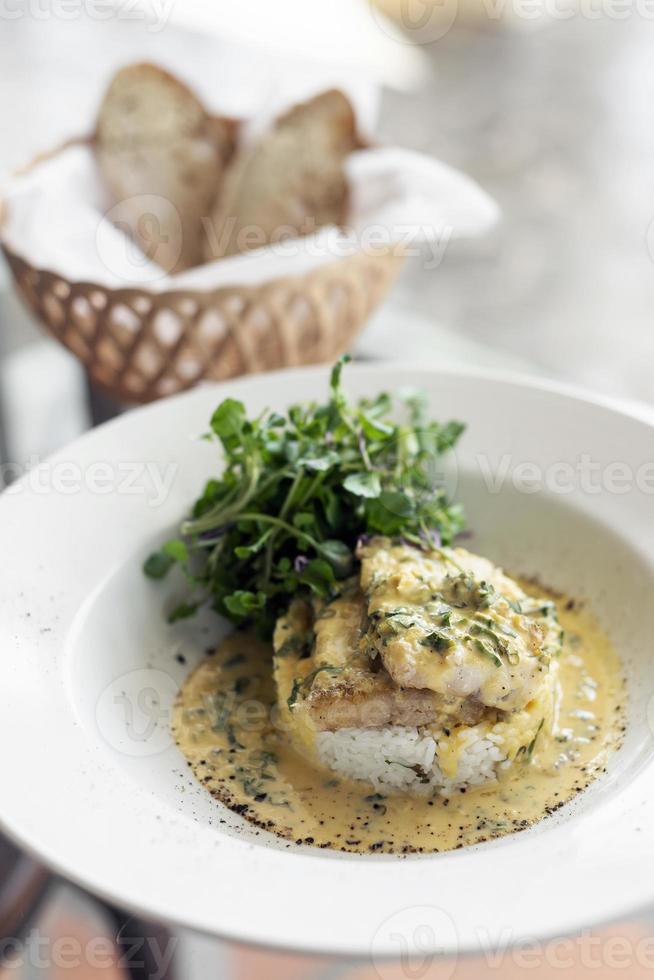 Seebrassen-Fischfilet in cremiger Senf-Dill-Zitronen-Sauce Restaurantessen auf Teller foto