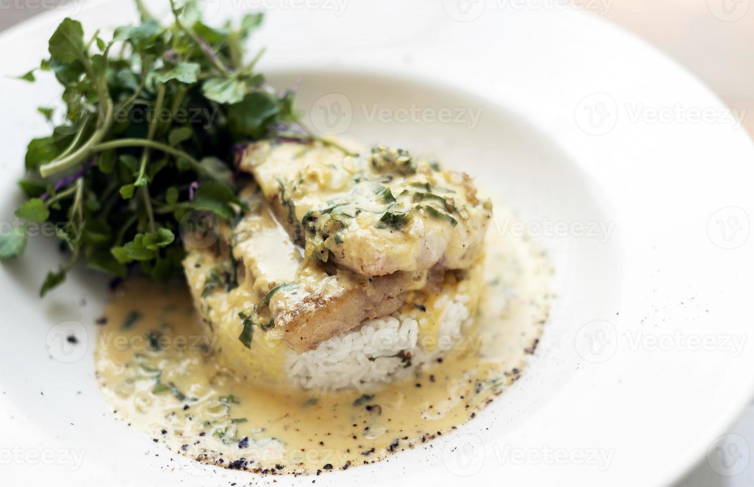 Seebrassen-Fischfilet in cremiger Senf-Dill-Zitronen-Sauce Restaurantessen auf Teller foto